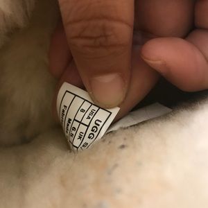 UGG BAILEY BUTTONS (Chestnut)